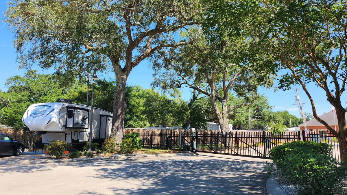 Majestic Oaks Rv Resort